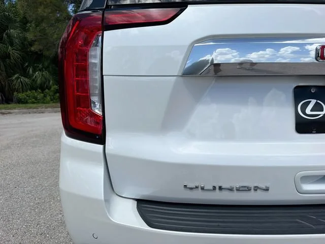 Used 2022 White Frost Tricoat GMC Denali image 10