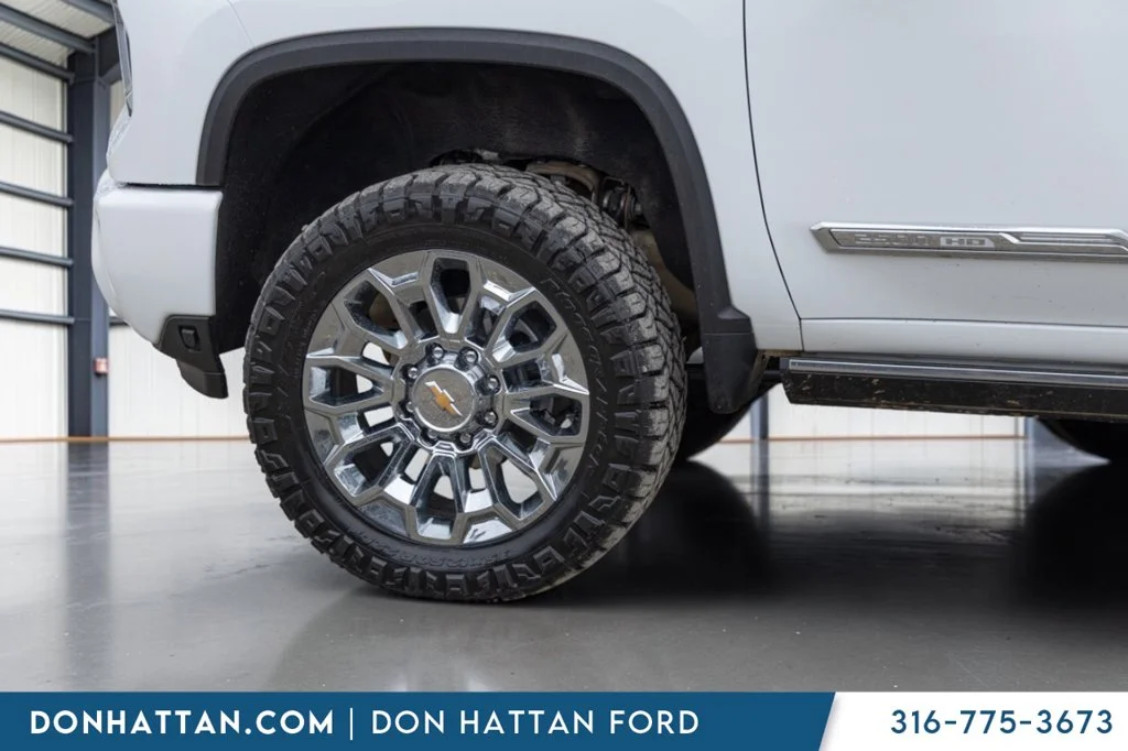 Used 2025 White Chevrolet High Country image 30