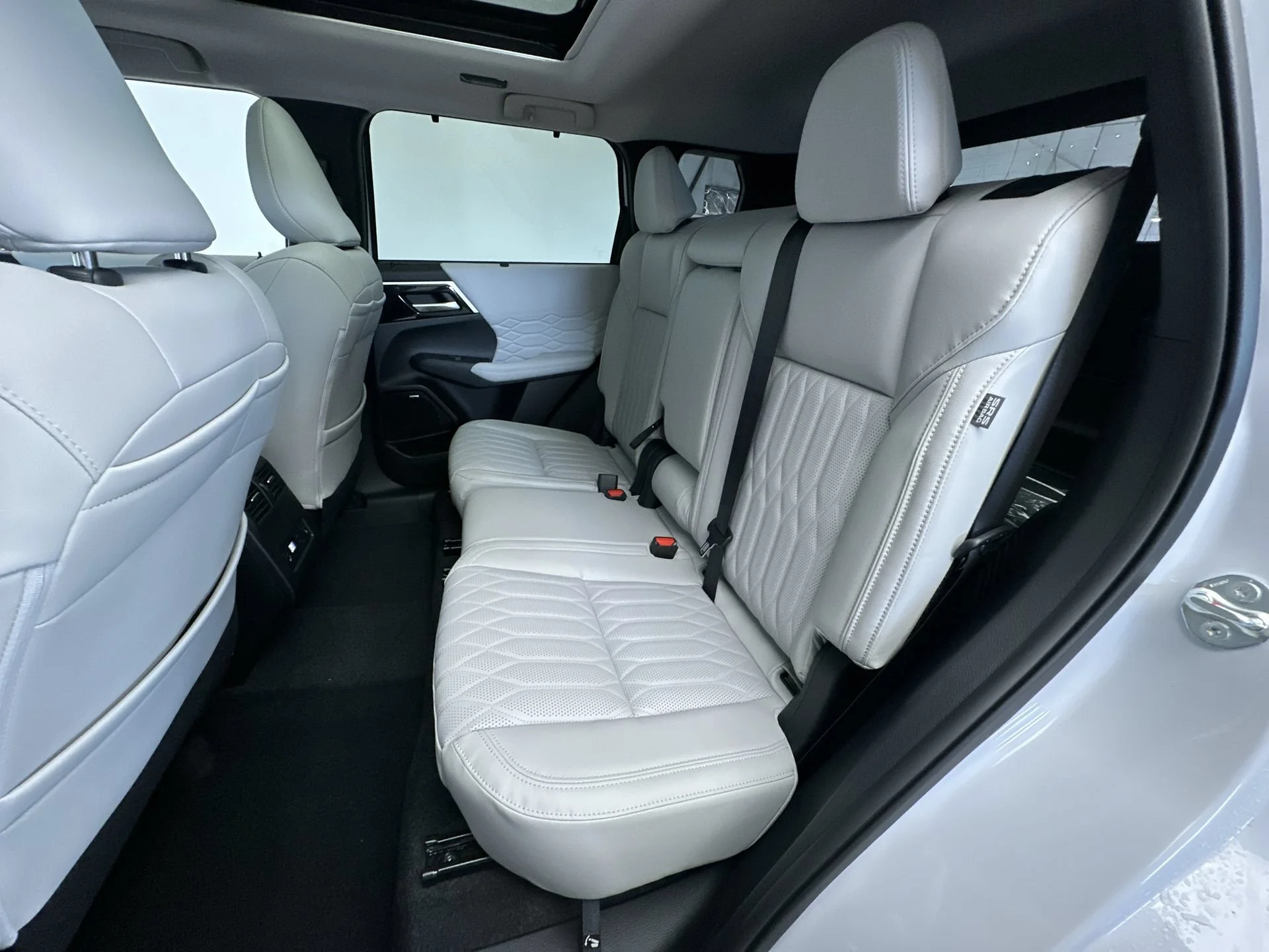 New 2026 White Diamond Mitsubishi SEL image 23