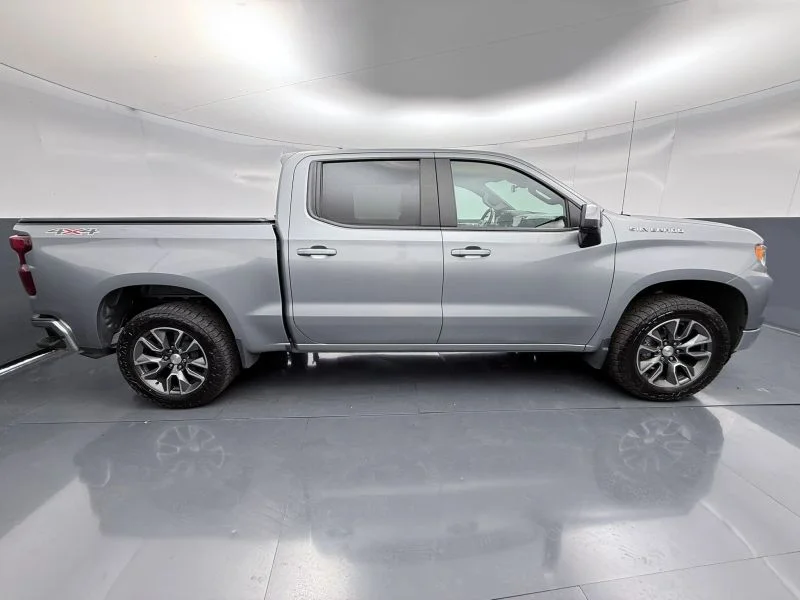 Used 2024  Chevrolet LT Pickup 4D 5 3/4 ft image 9