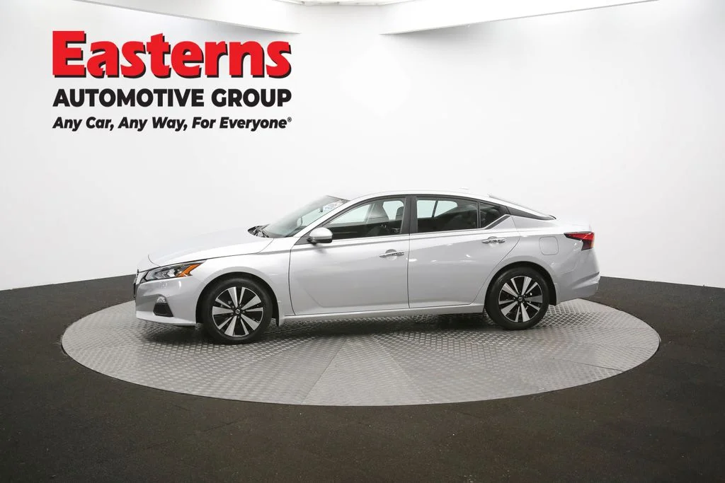 Used 2022 Silver Nissan 2.5 SV image 58