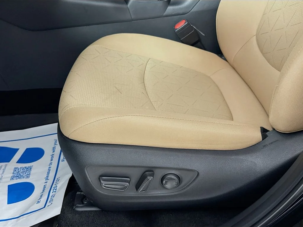 Used 2025  Toyota XLE image 22