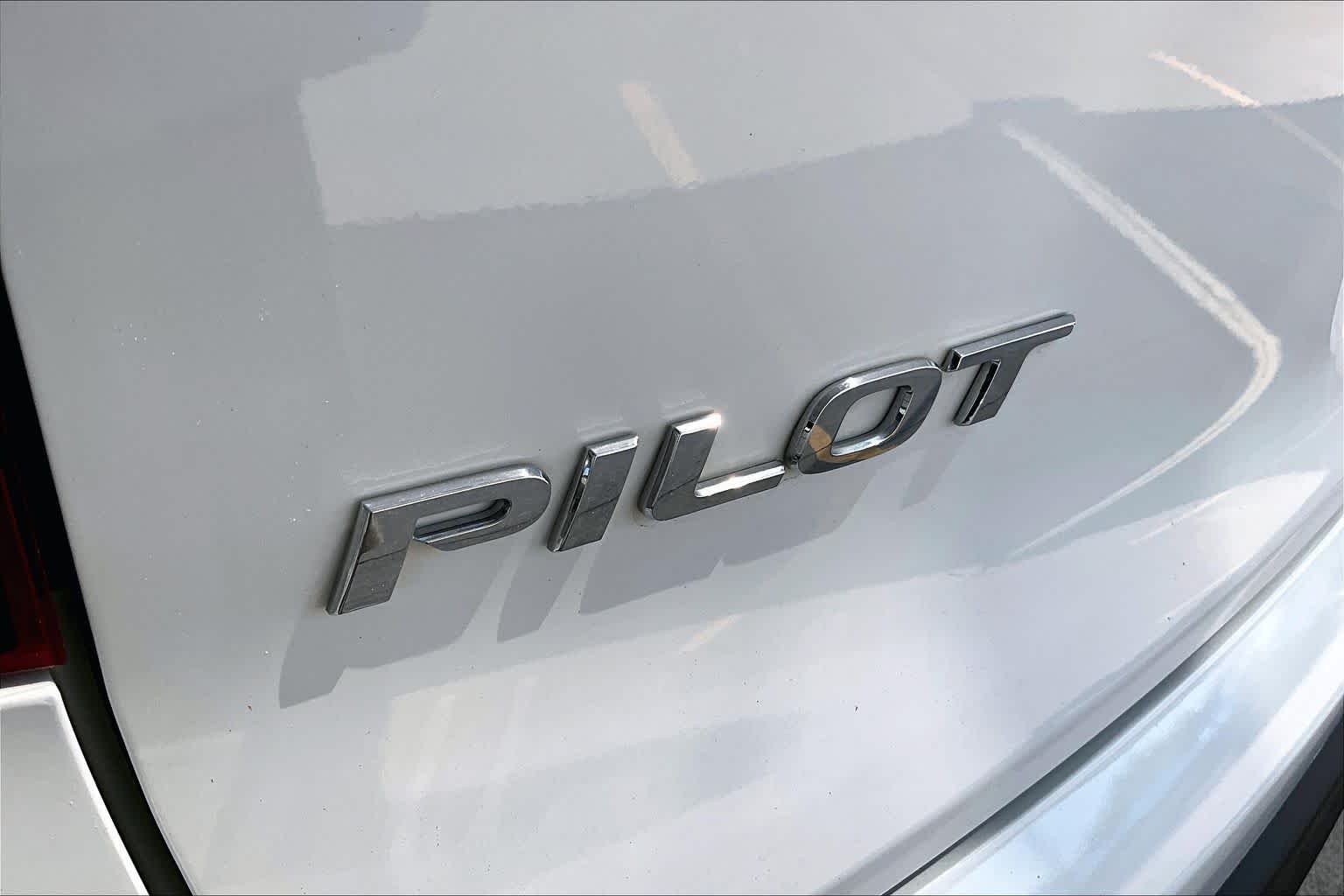Used 2016 White Diamond Pearl Honda EX-L image 31
