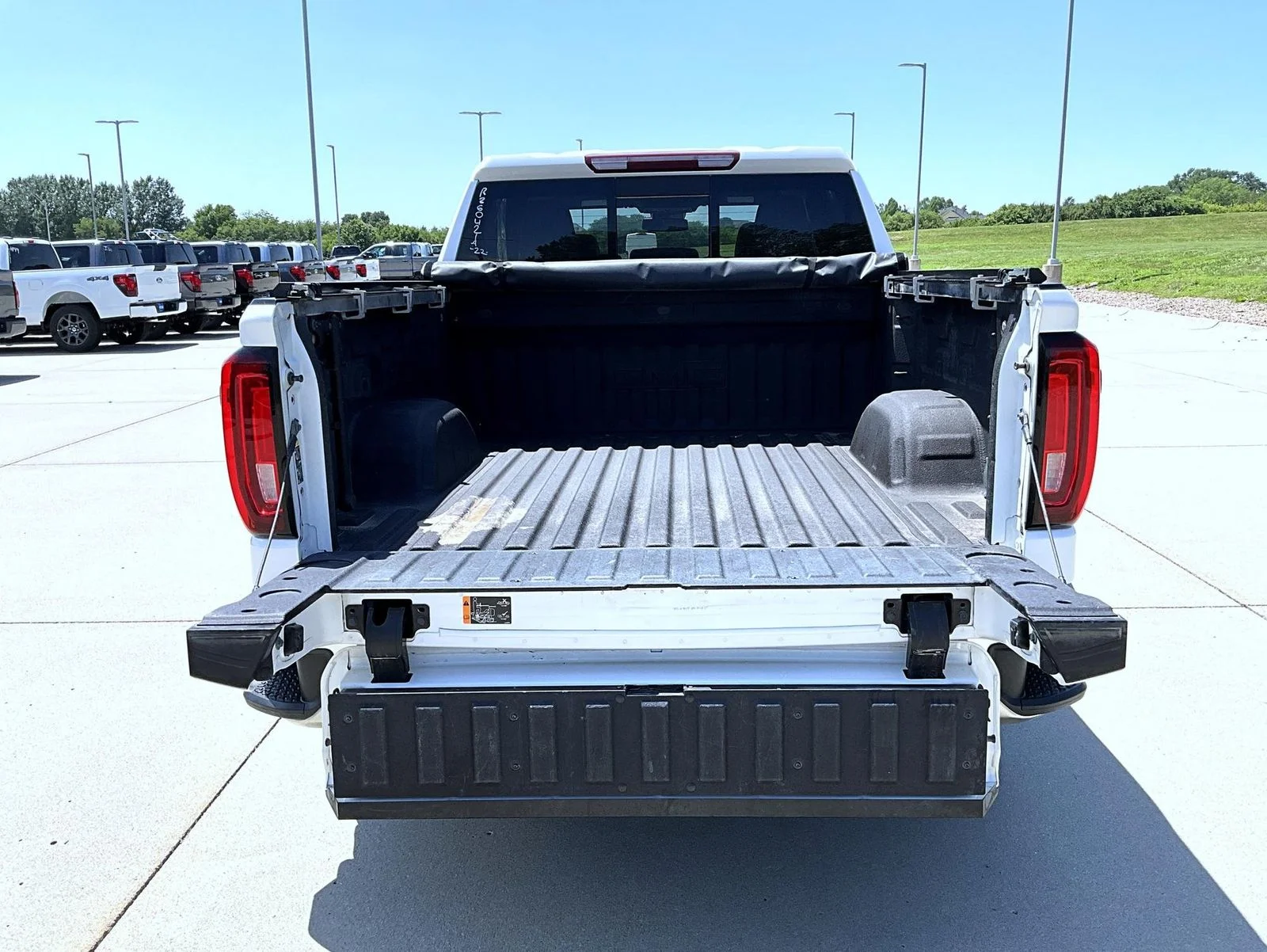Used 2022 White GMC SLT image 23