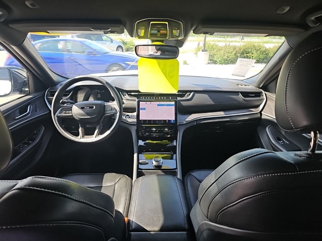 Used 2024 White/off-white Jeep Limited image 32
