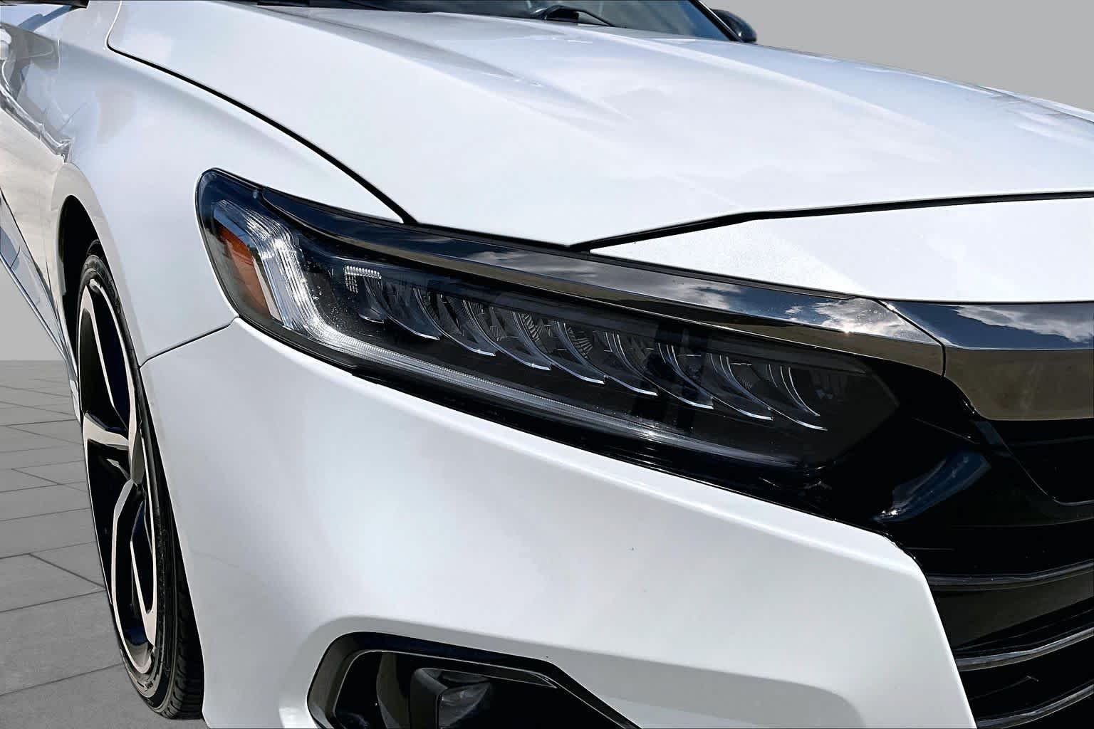 Used 2022 Platinum White Pearl Honda Sport image 25