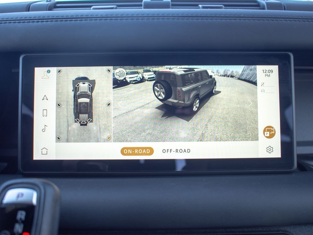 Used 2023 White Land Rover X-Dynamic SE image 30