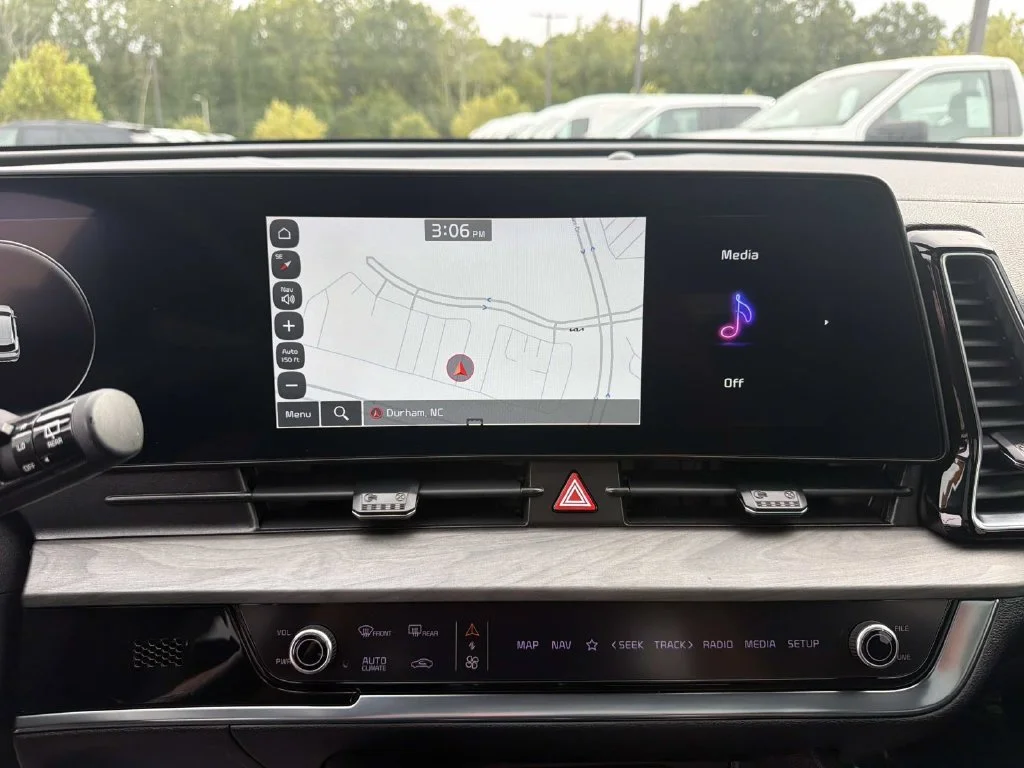 Used 2023 White Kia X-Pro Prestige image 22