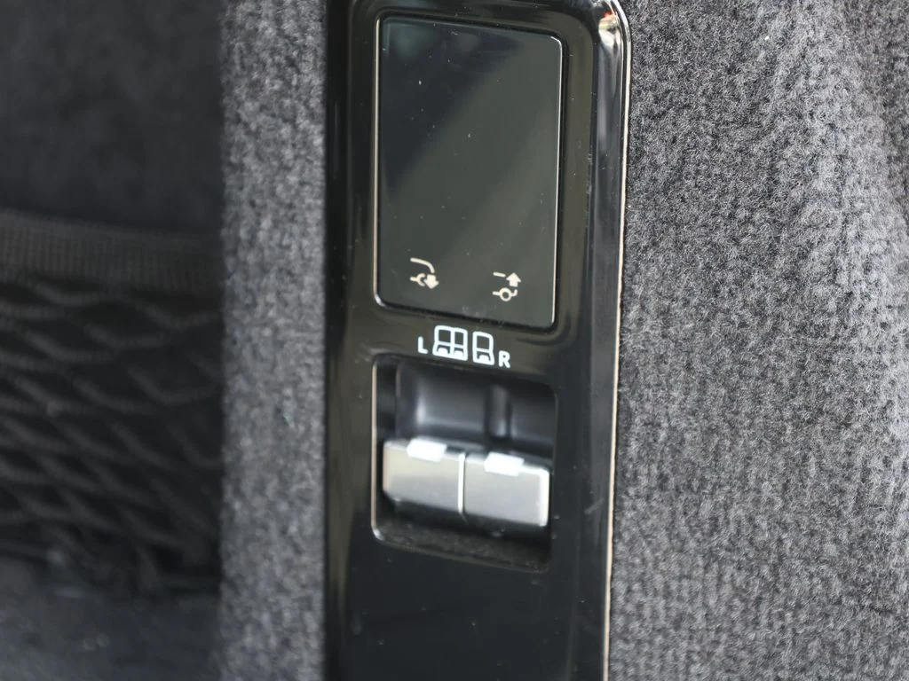 Used 2023 White Land Rover SE Dynamic image 9