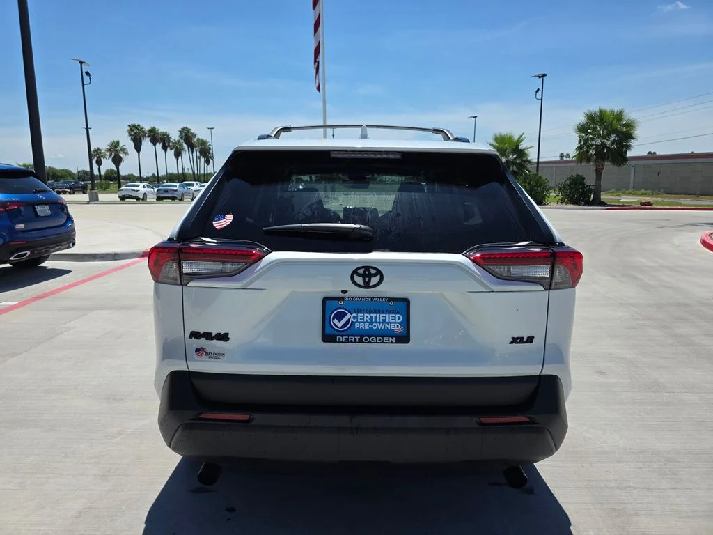 Used 2025 Beige Toyota XLE Premium image 5