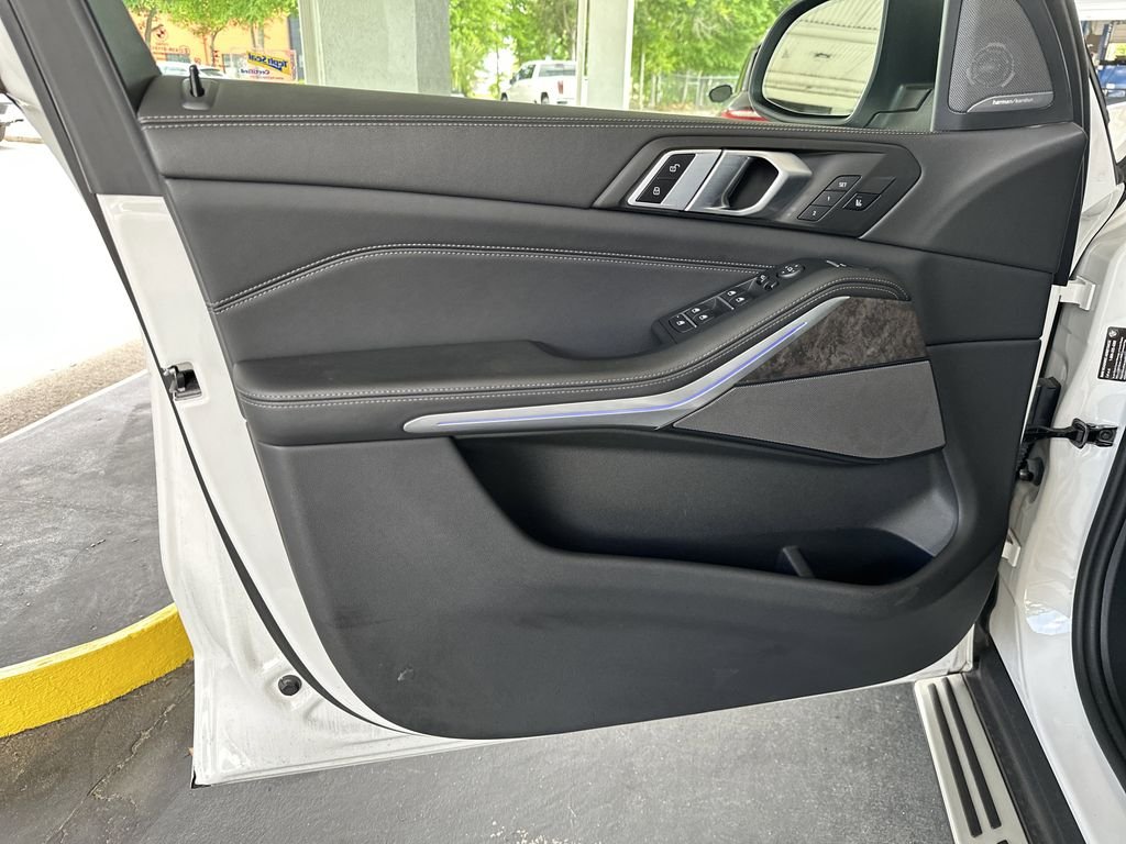 Used 2024 White BMW xDrive40i image 11