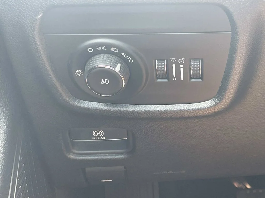 Used 2023 Gray Jeep Limited 4x2 image 27