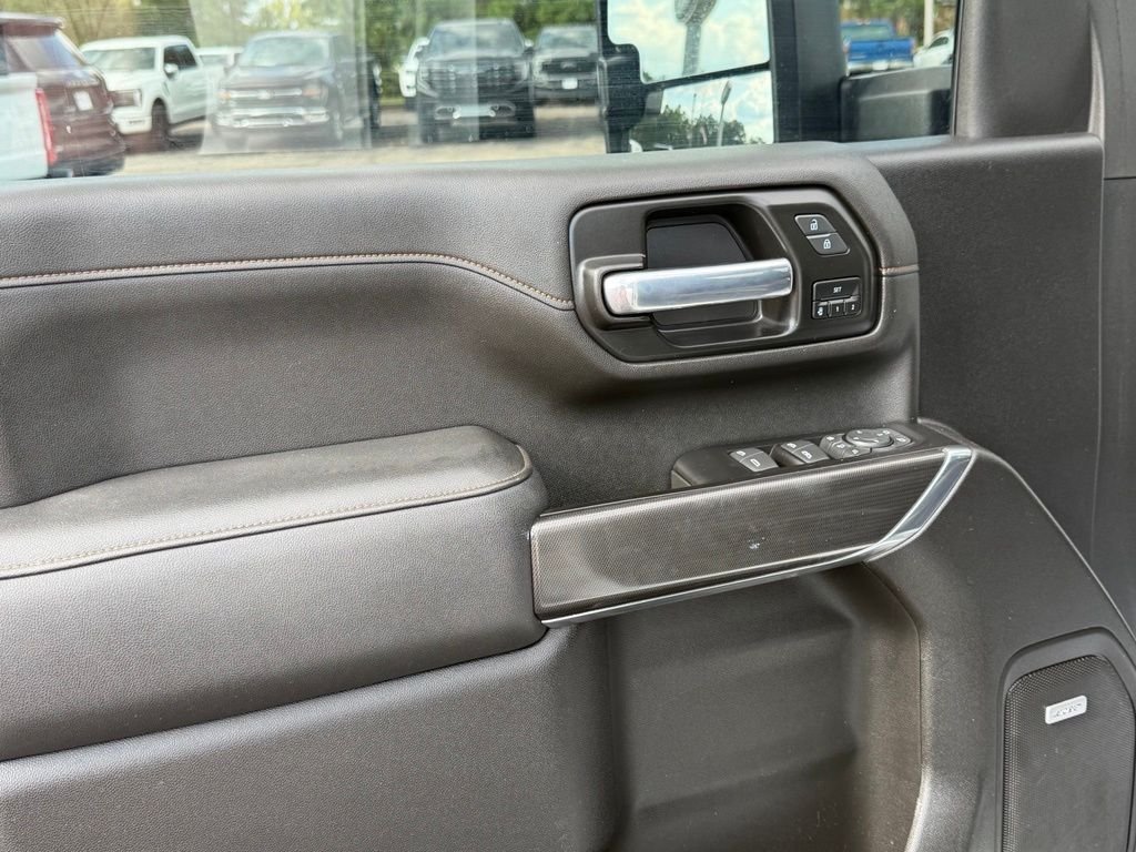 Used 2022 White GMC AT4 image 27