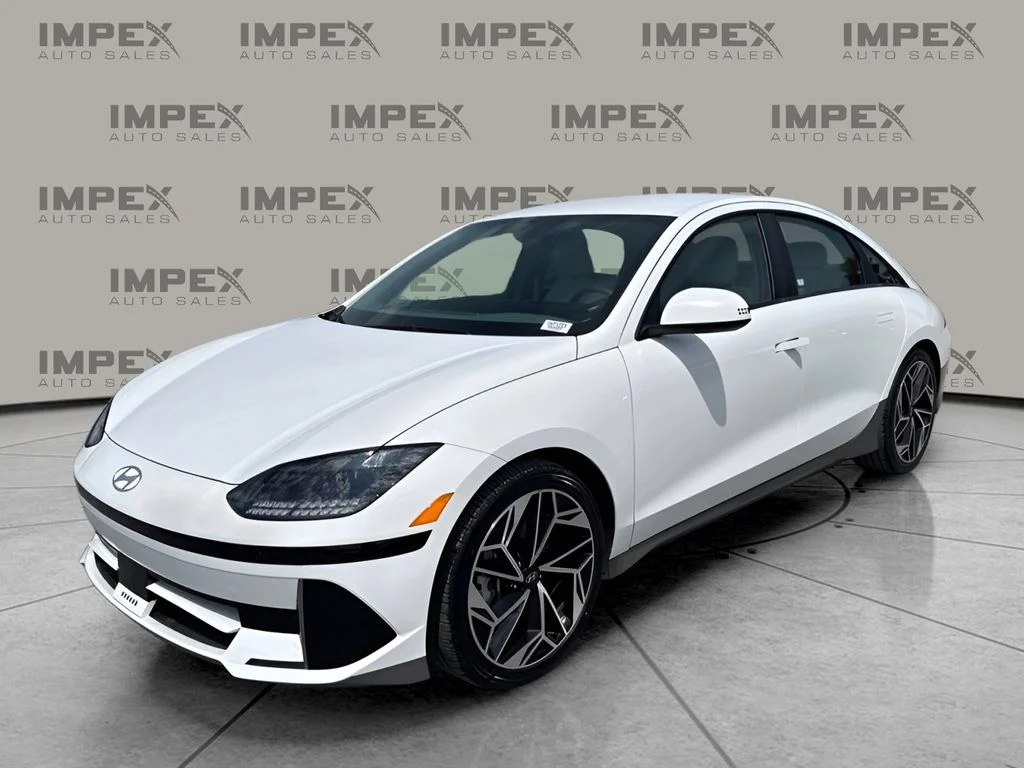 Used 2025 White Hyundai SEL image 1