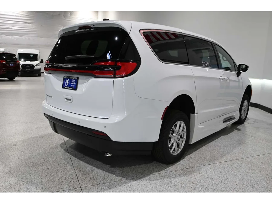 2024 Chrysler Pacifica Touring - Photo 6