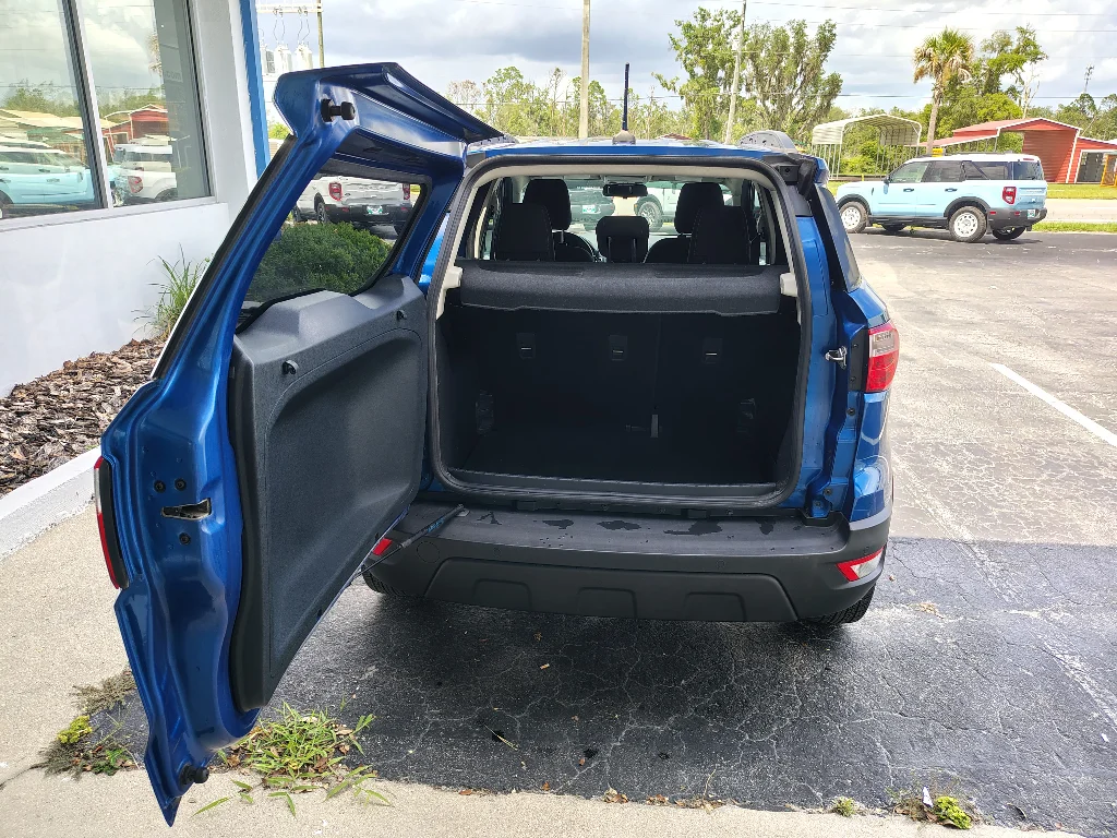 Used 2019 Lightning Blue Metallic Ford SE image 6