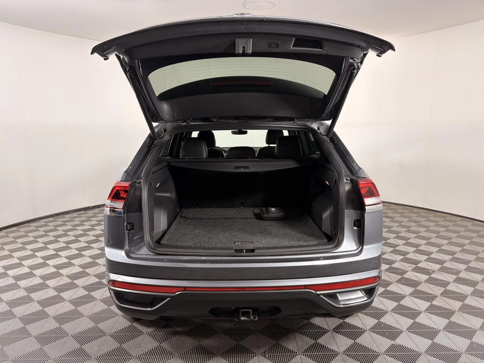 Used 2021 Platinum Gray Metallic Volkswagen 3.6L V6 SE w/Technology image 5