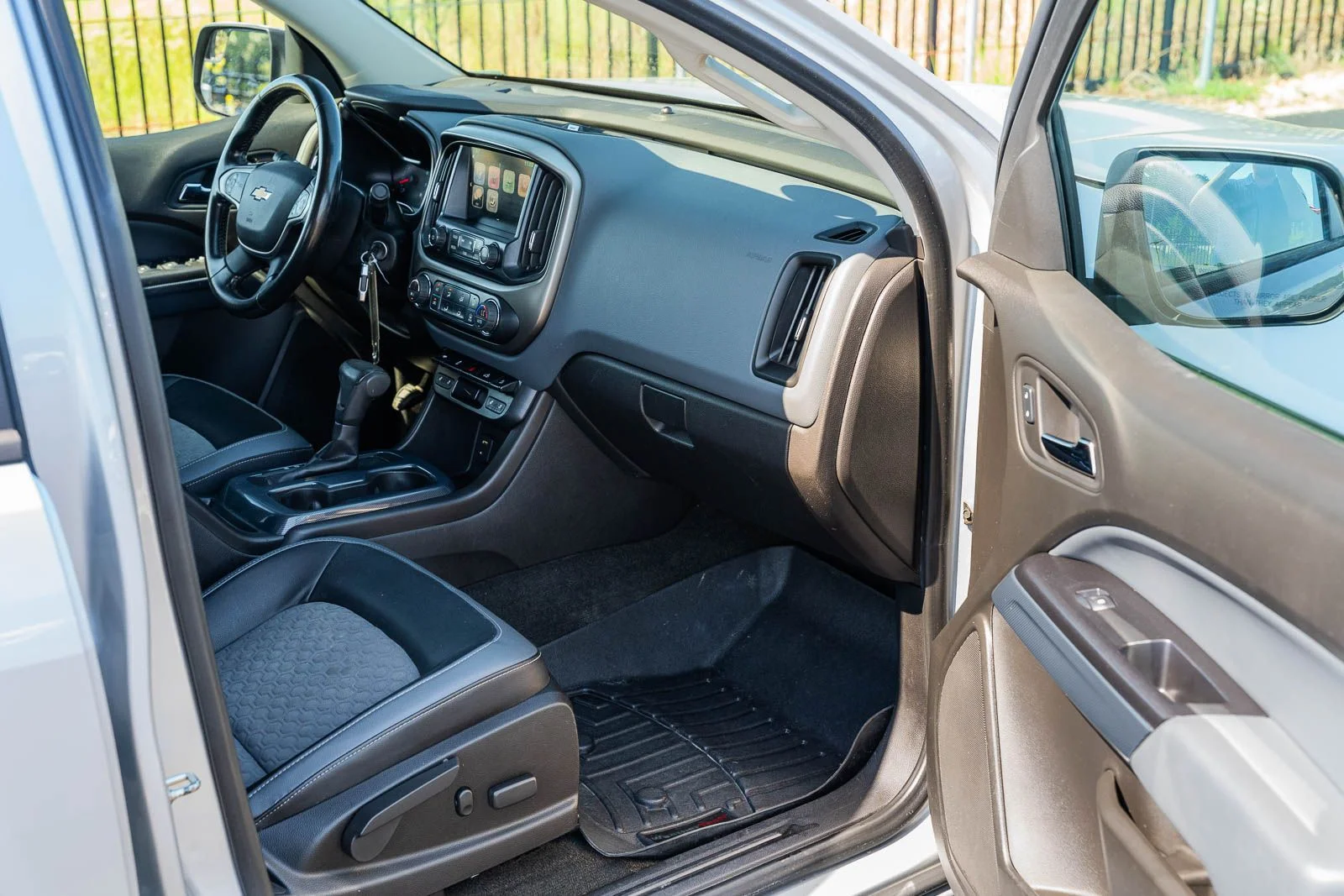 Used 2015 Silver Chevrolet Z71 image 10