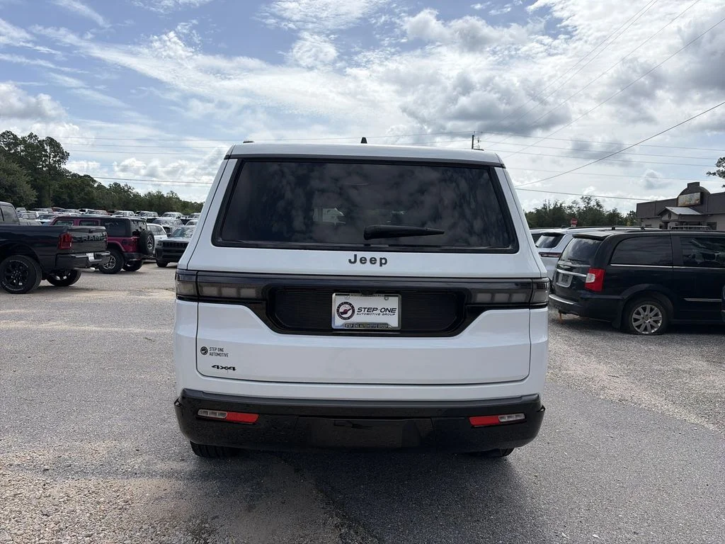 New 2026 Bright White Clear-Coat Exterior Paint Jeep Limited Reserve image 5