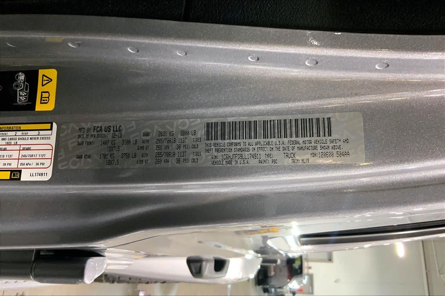 Used 2020 Billet Silver Metallic Clearcoat Jeep Overland image 37