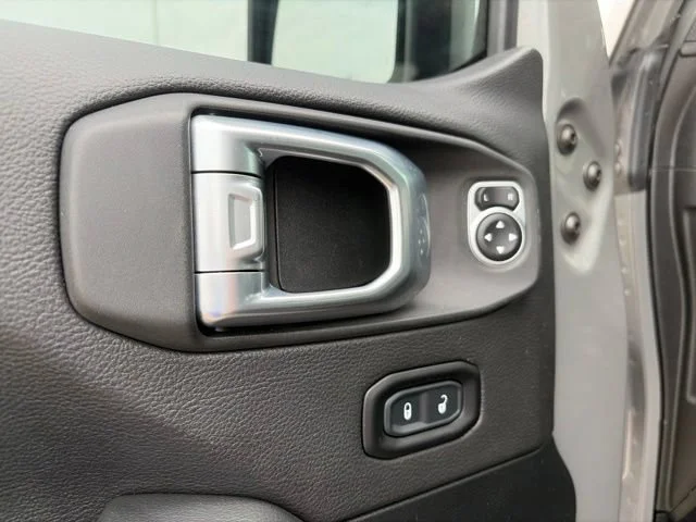 Used 2020  Jeep Rubicon image 11