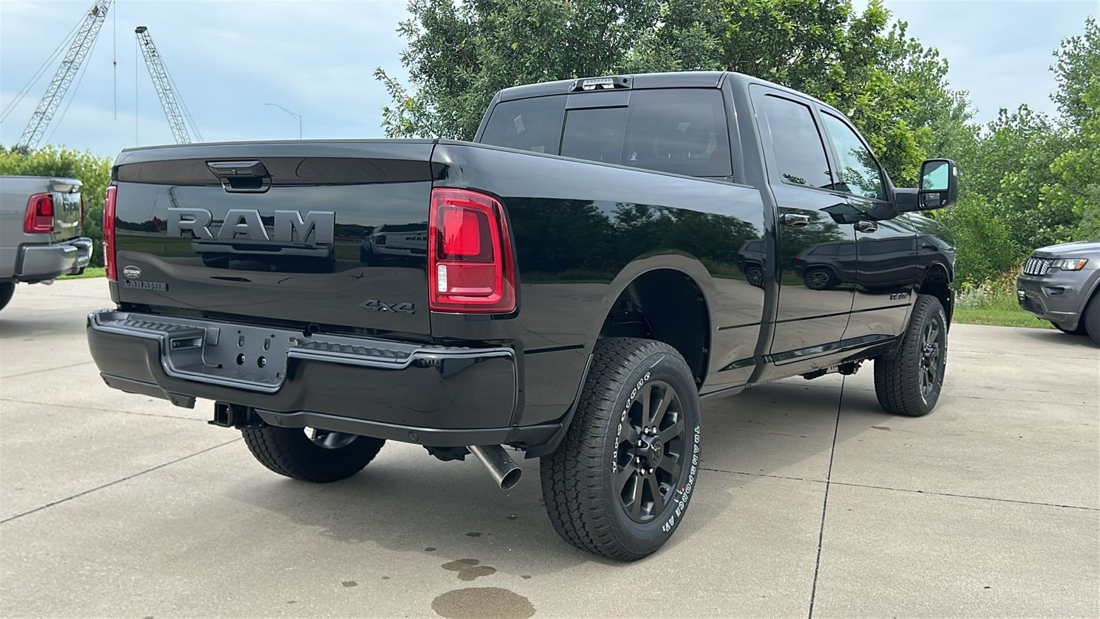 New 2026 Diamond Black Crystal Pearl-Coat Exterior Paint RAM Laramie image 4