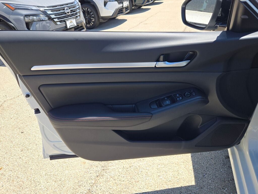 New 2026 Pearl White TriCoat / Super Black Two-tone Nissan SR image 17