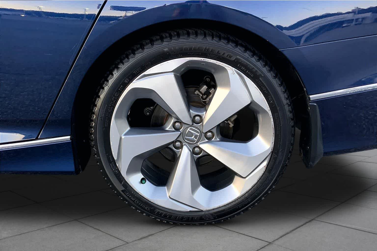 Used 2018 Obsidian Blue Pearl Honda Touring 1.5T image 11