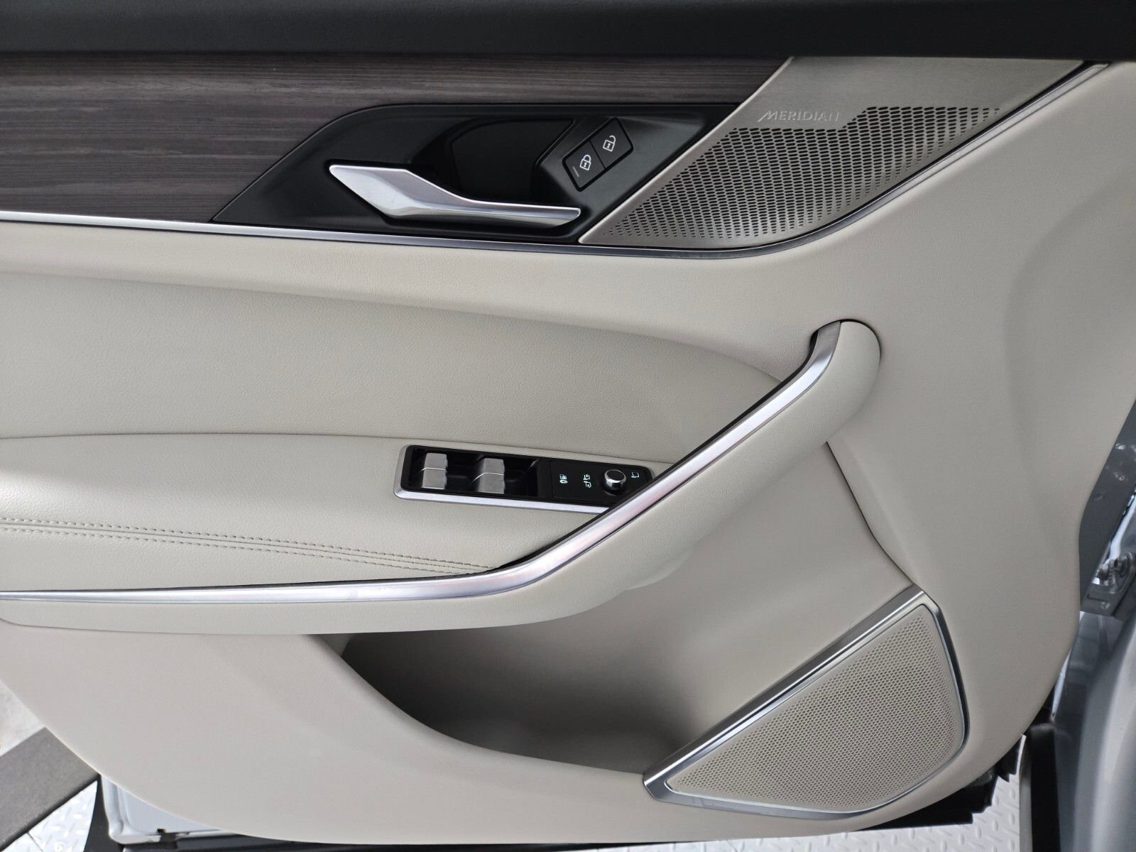 2023 Jaguar F-Pace S - Photo 22