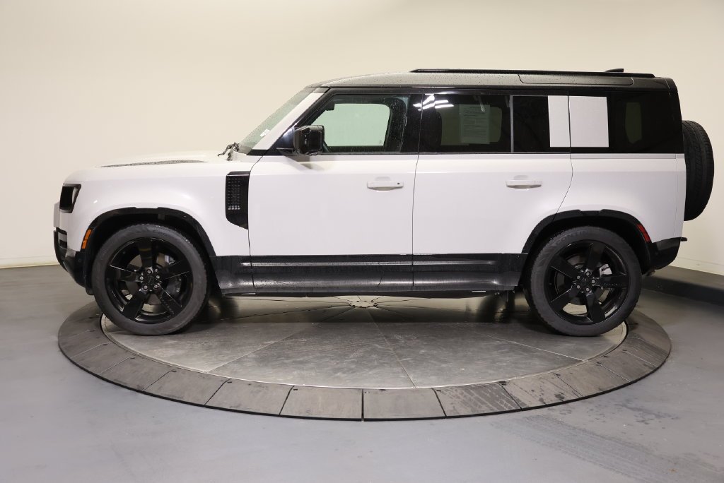 Certified Used 2026 Borasco Gray Metallic Land Rover X-Dynamic SE image 2