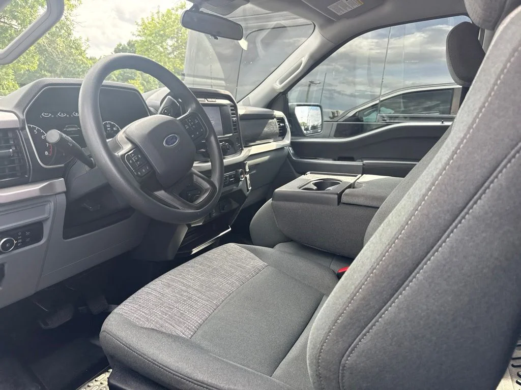 Used 2023 Silver Ford XLT image 3
