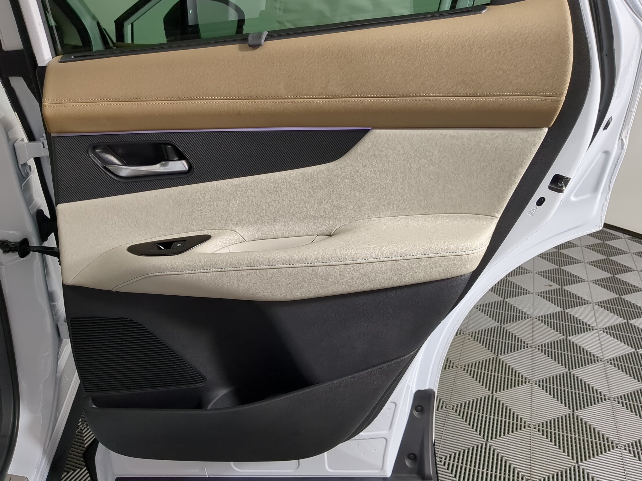 New 2027 Everest White Pearl TriCoat Nissan Platinum image 25