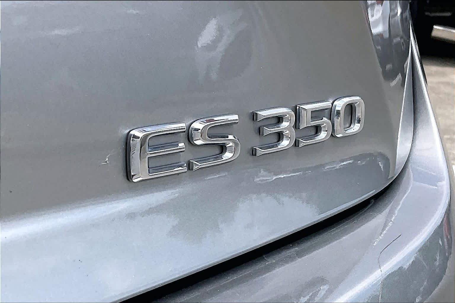 Used 2015 Atomic Silver Lexus  image 28