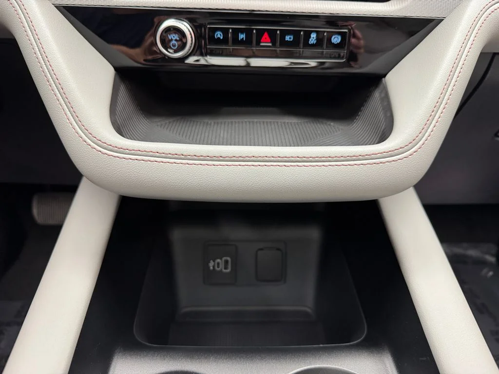 New 2026 Star White Metallic Tri-Coat Ford Active image 21