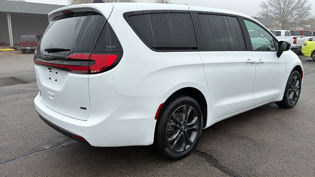New 2026 Bright White Clear-Coat Exterior Paint Chrysler Select image 3
