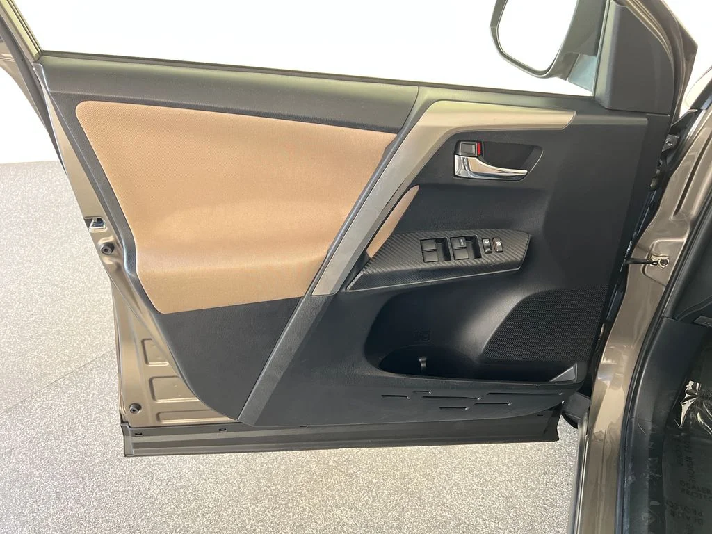 Used 2014 Brown Toyota XLE image 13