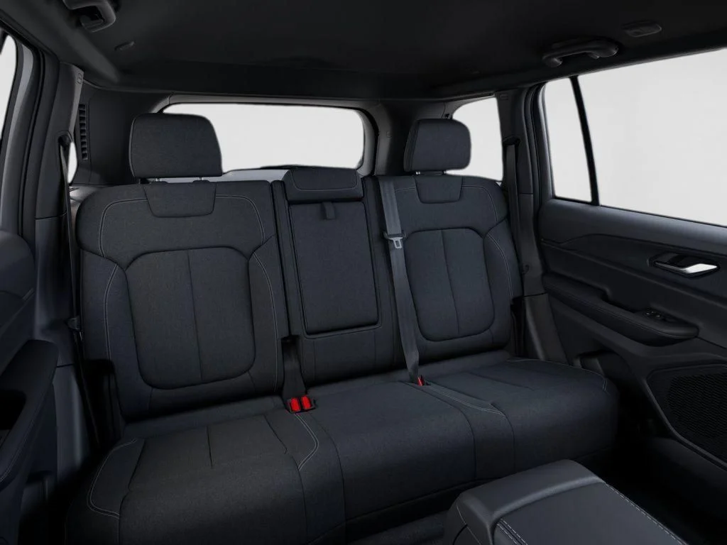 New 2025 Diamond Black Crystal Pearl-Coat Exterior Paint Jeep Laredo image 15