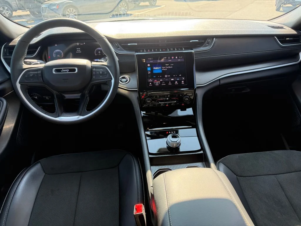 Used 2025 White Jeep Altitude image 7
