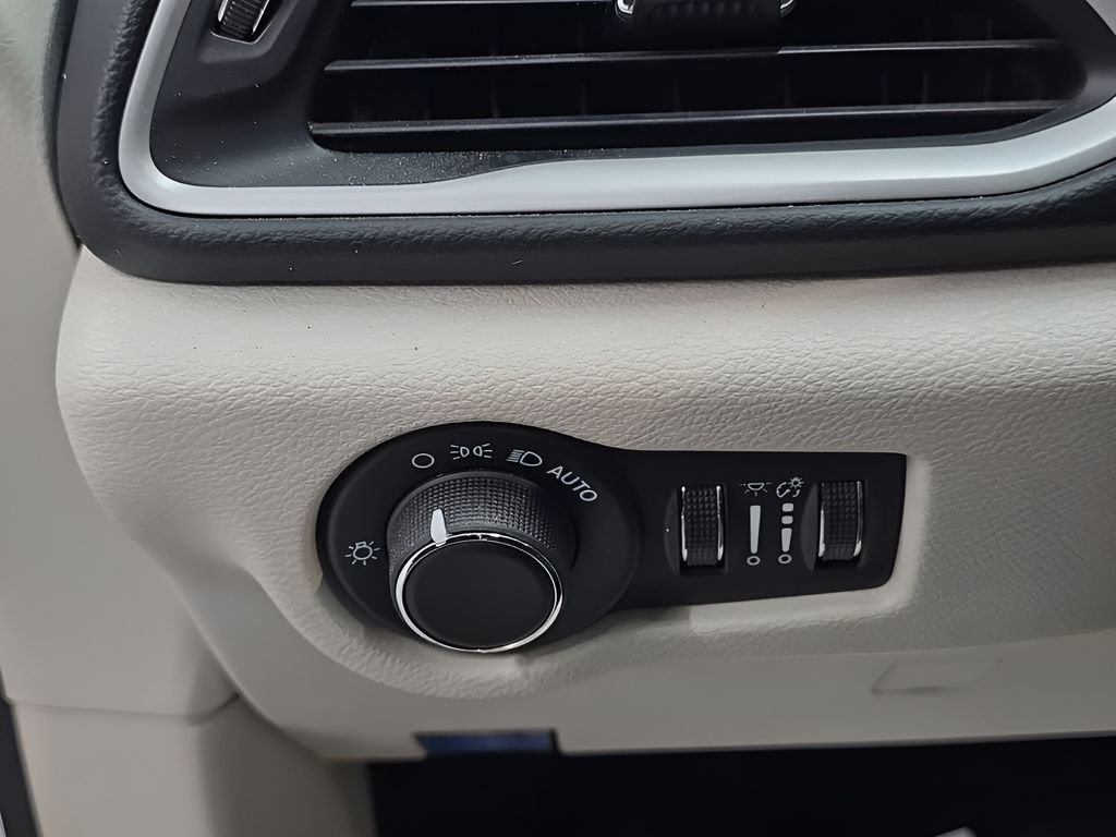 Used 2022 White Chrysler LX image 11