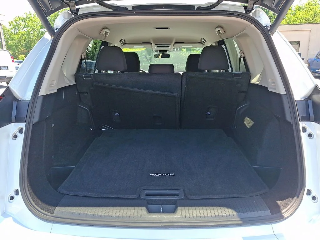 Used 2025 White Nissan SV image 27
