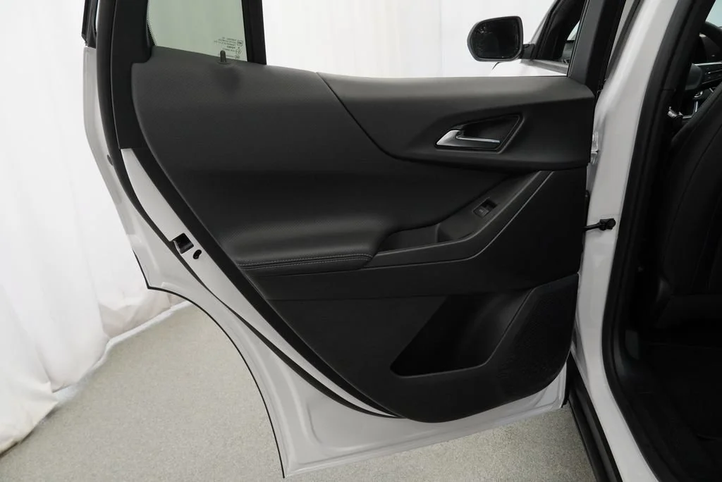 New 2027 Summit White Chevrolet LT image 24