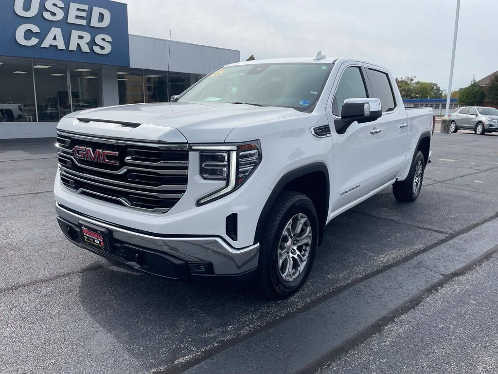 Used 2025 Summit White GMC SLT image 3