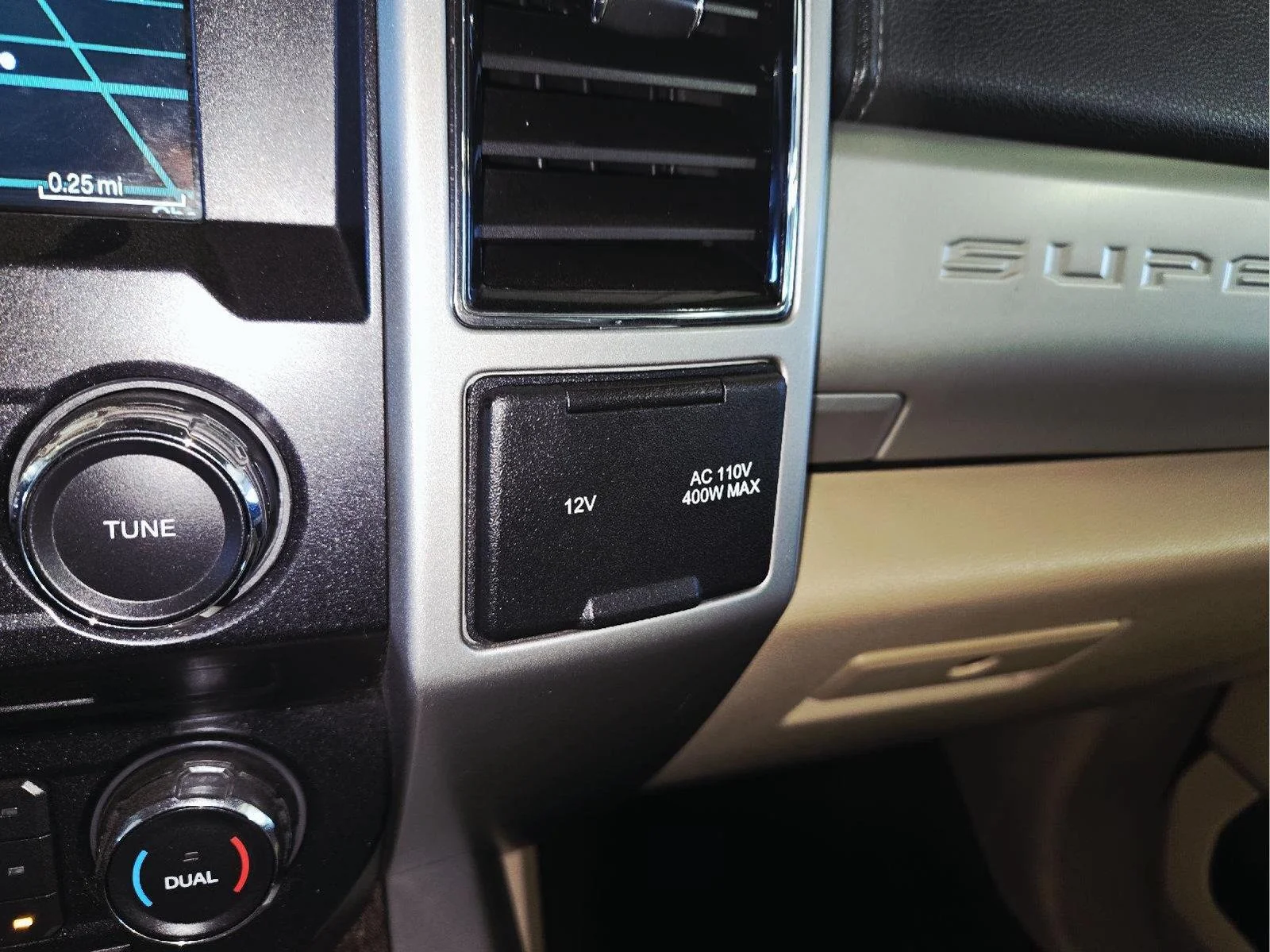 Used 2018 White Gold/Stone Gray Ford Lariat image 25