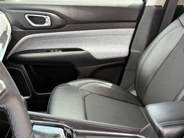 Used 2022 Gray Jeep Latitude image 13