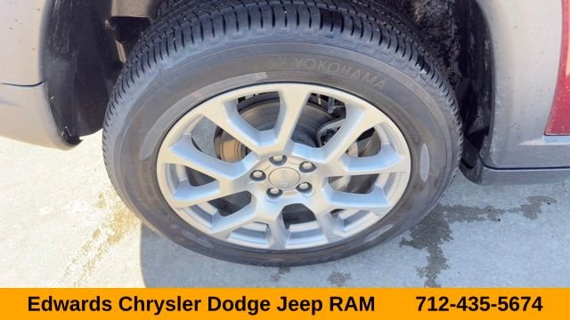 Used 2022 Red Jeep Latitude Lux image 10