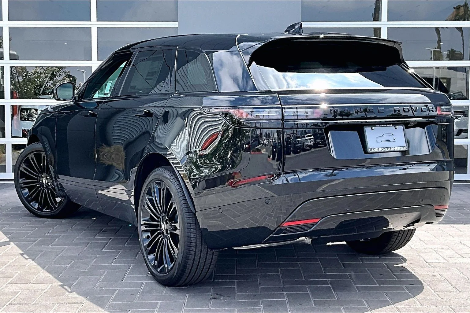 New 2026 Santorini Black Land Rover Dynamic SE image 3