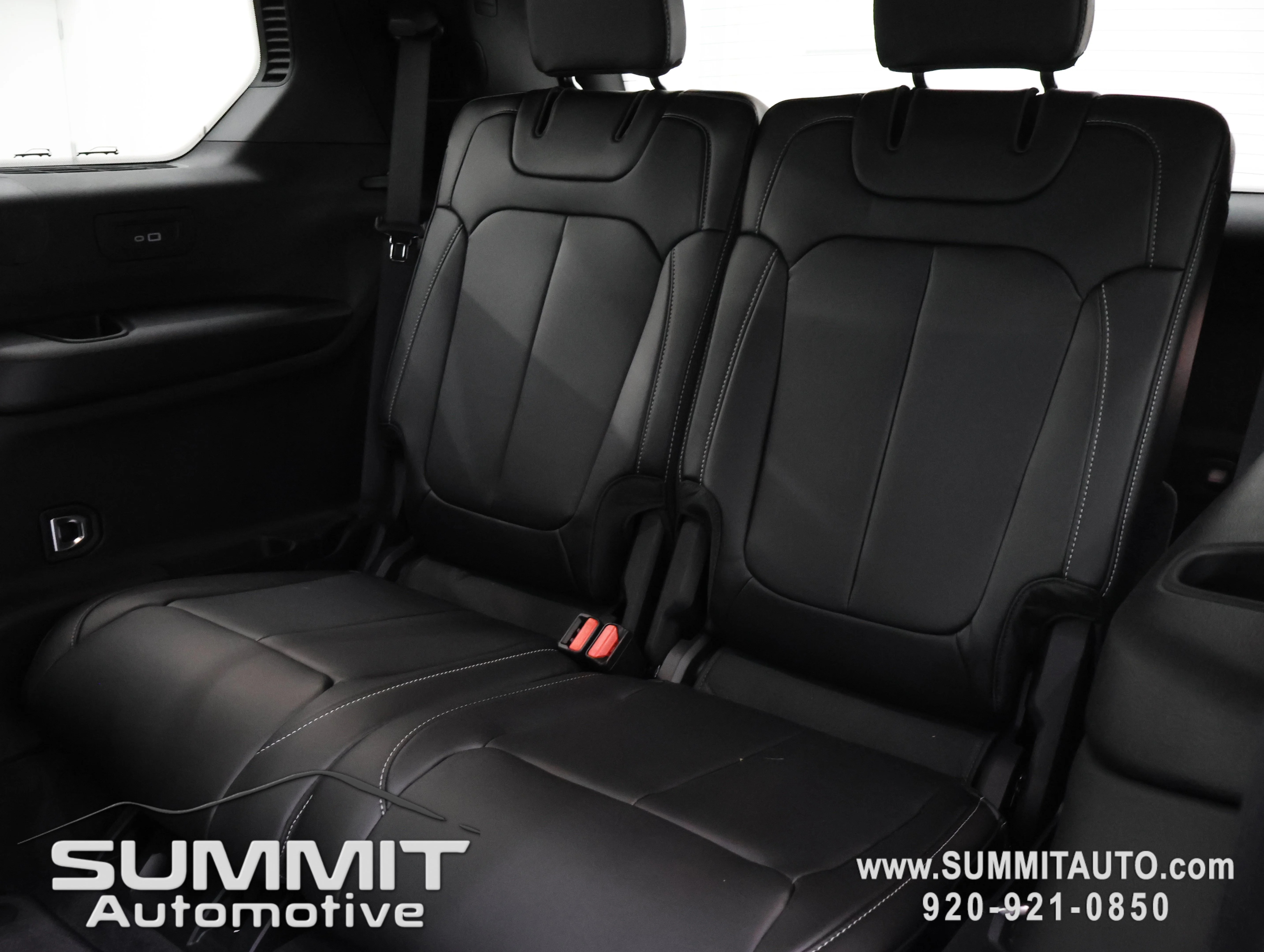 New 2026 Diamond Black Crystal Pearl-Coat Exterior Paint Jeep Limited image 9
