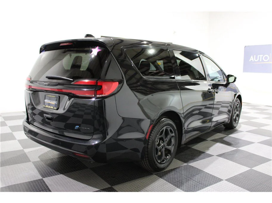 Used 2022 Brilliant Black Crystal Pearlcoat Chrysler Hybrid Touring L image 4