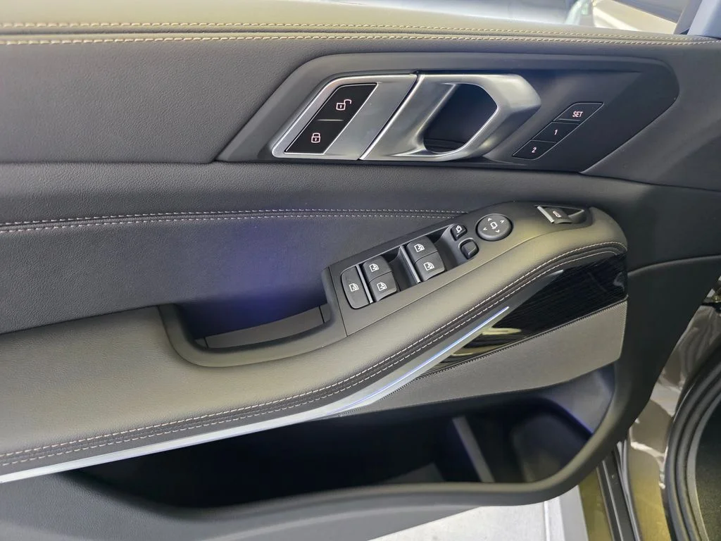 New 2026 Manhattan Green Metallic BMW sDrive40i image 17