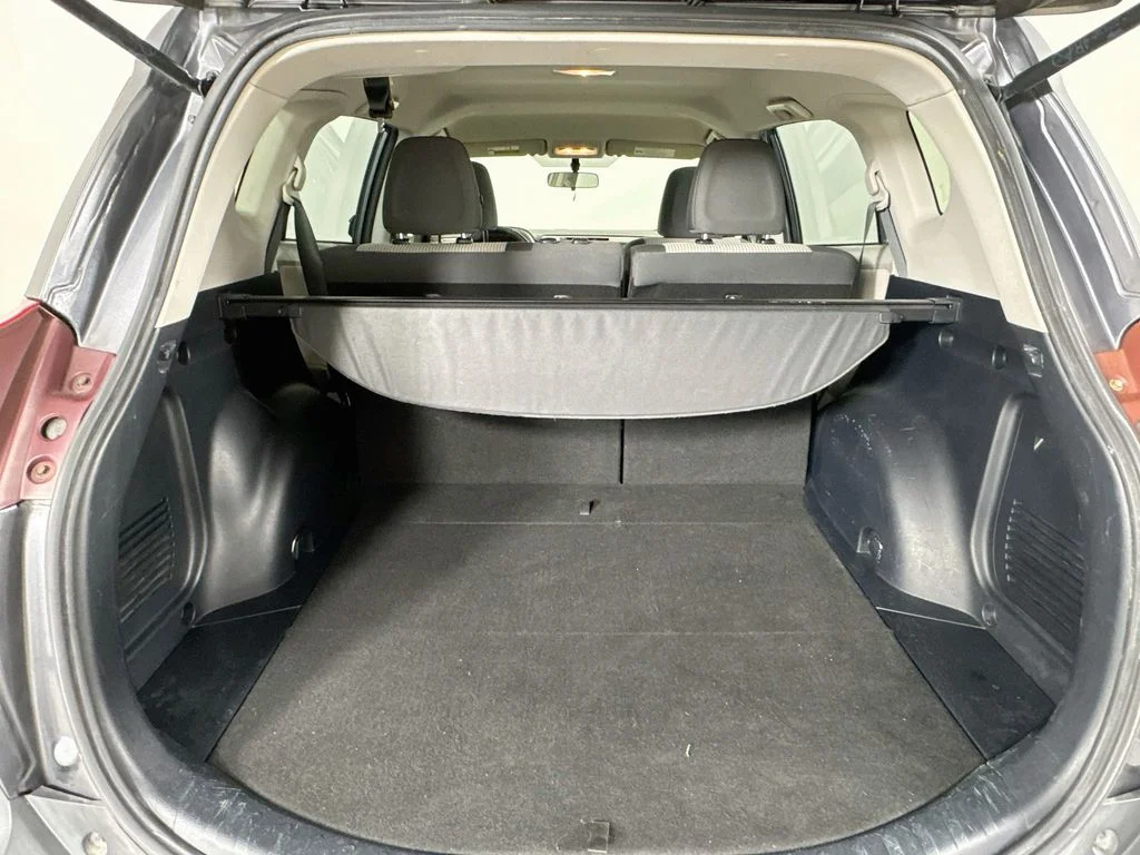 Used 2013 Gray Toyota LE image 27